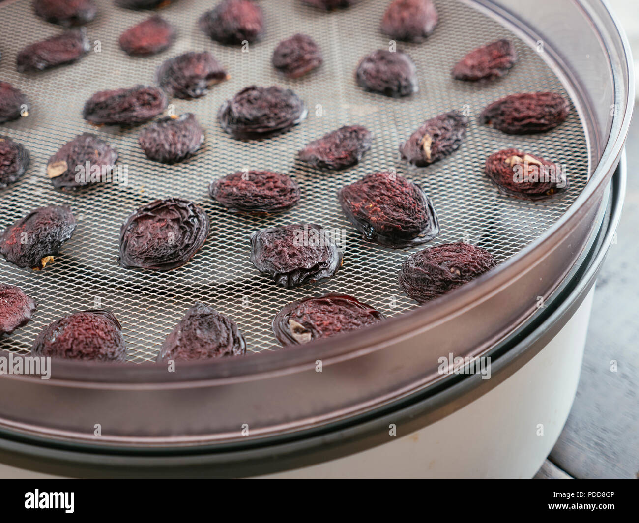 Prunes de séchage Banque de photographies et d'images à haute résolution -  Alamy