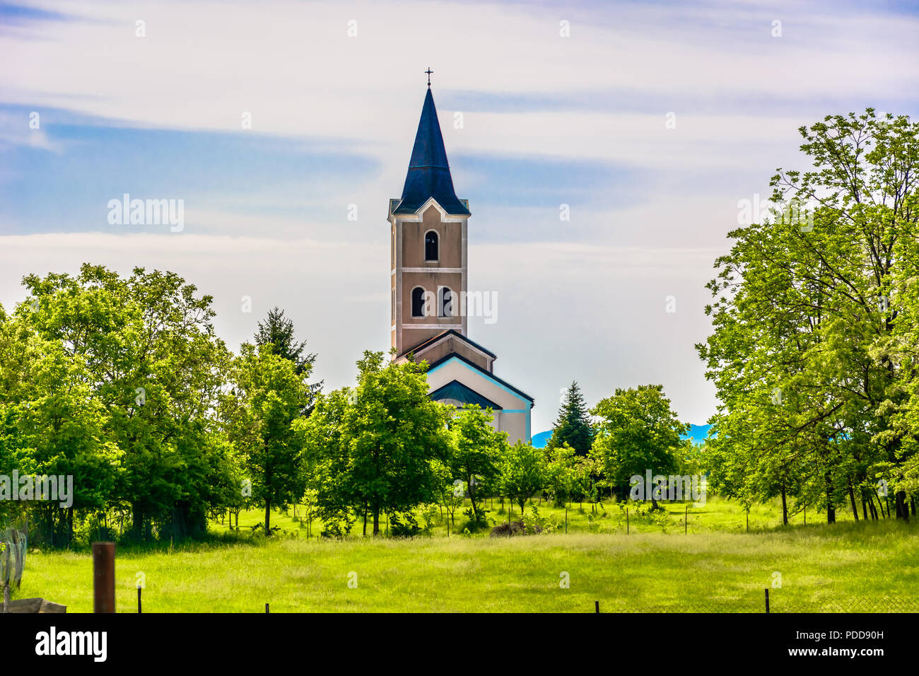 Vue panoramique à l'église pittoresque dans la région de Zagorje, destinations populaires dans le Nord de la Croatie. Banque D'Images