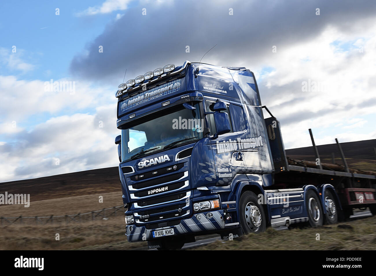 Scania camion à plateau avec barre d'acier sur le fret, Woodhead Yorkshire Banque D'Images