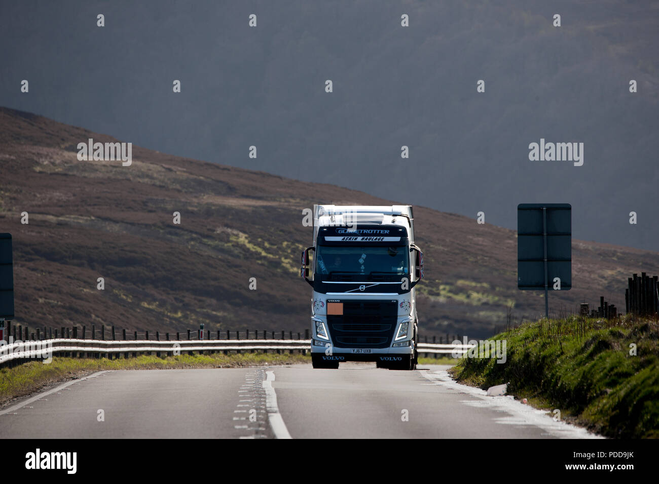 Volvo Globetrotter montées une longue pente sur Woodhead Pass, Yorkshire Banque D'Images