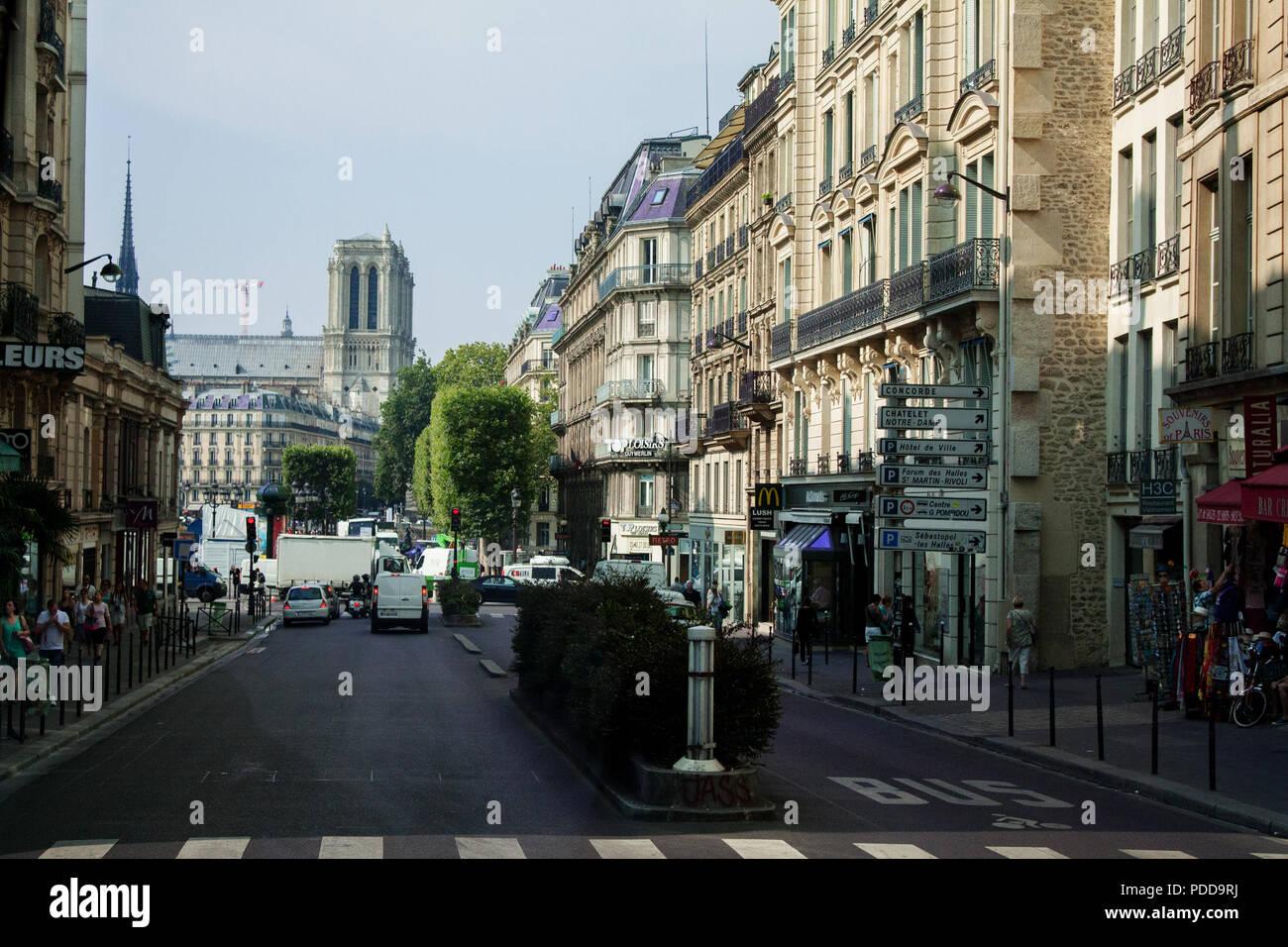 Rues de Paris au cours de la journée, l'été Banque D'Images