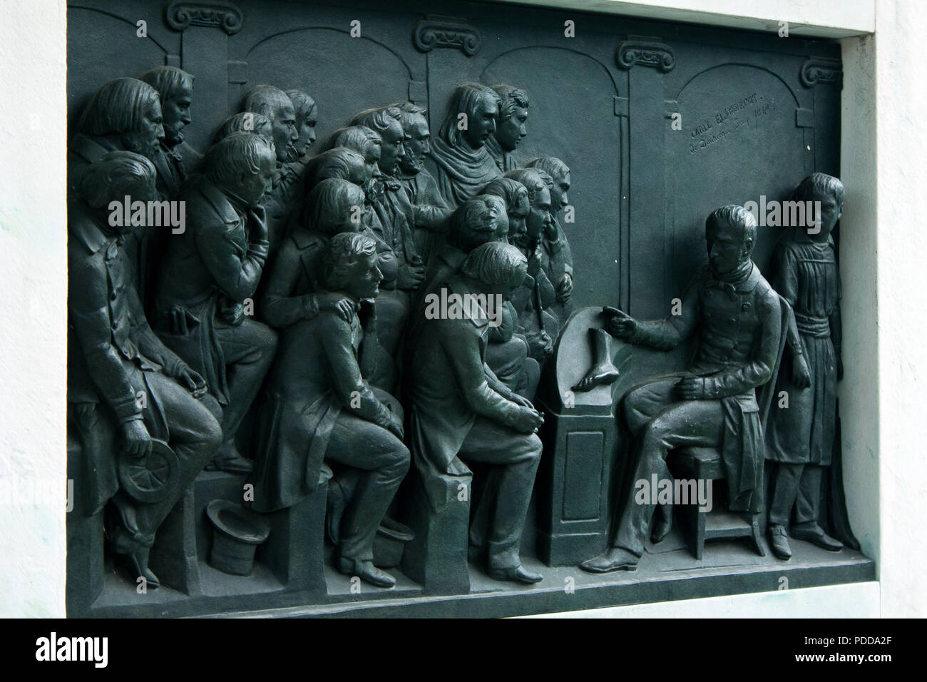 Statue dans le cimetière Montparnasse, Paris l'été Banque D'Images