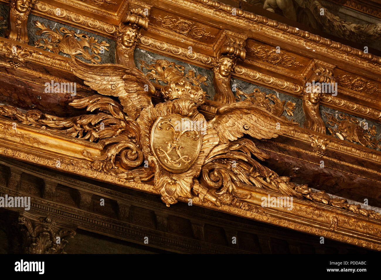 Plafond d'or détails à l'intérieur du château de Versailles. Banque D'Images