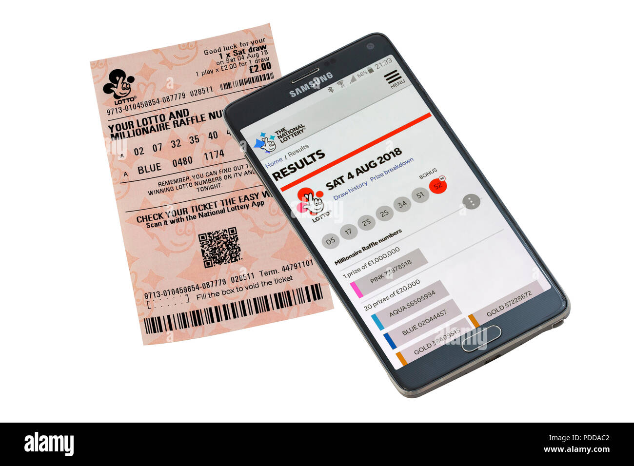 Smart Phone et billet de loterie isolé sur fond blanc, la vérification des résultats Banque D'Images