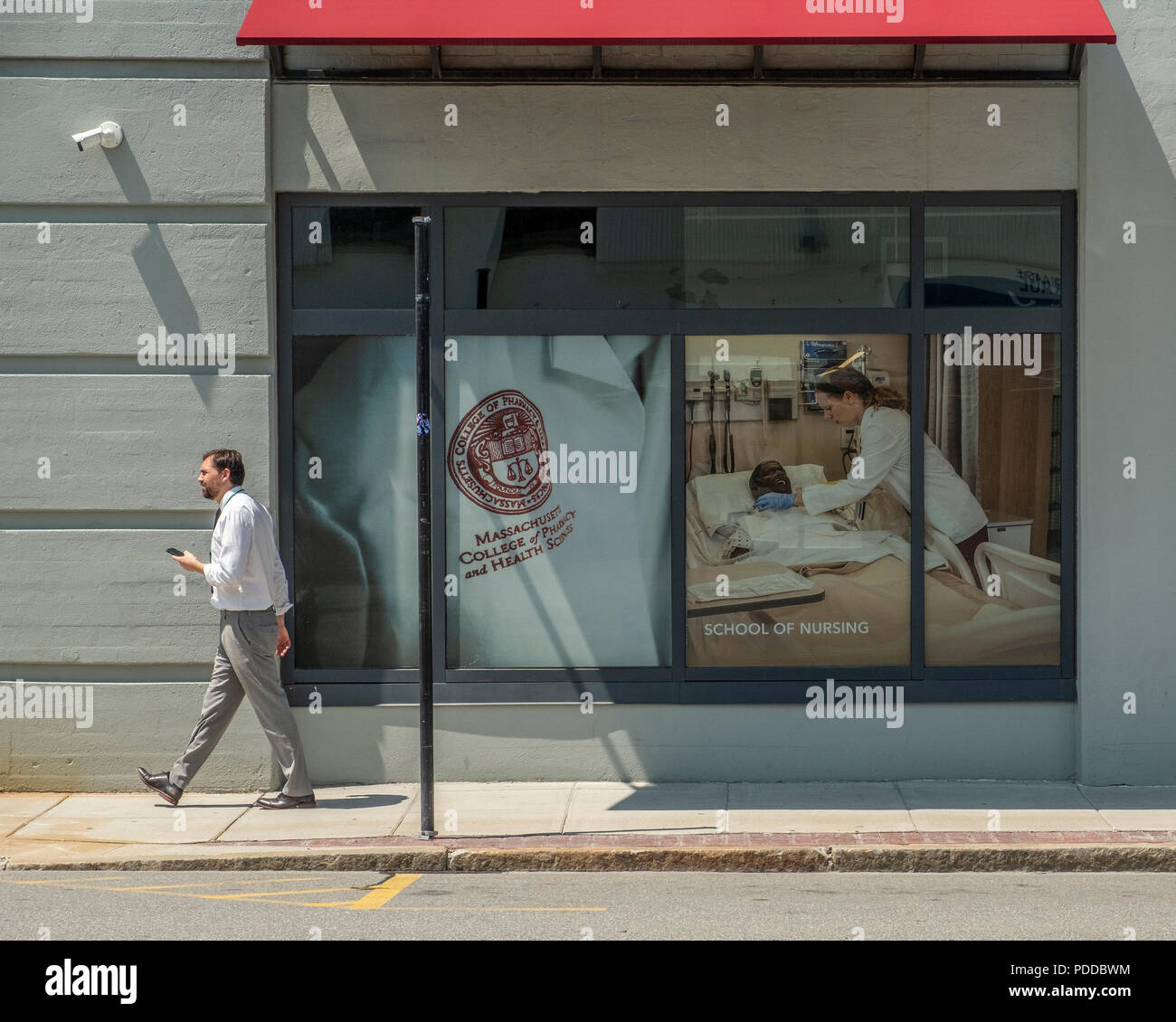 Homme marche par le Massachusetts College of Pharmacy Banque D'Images