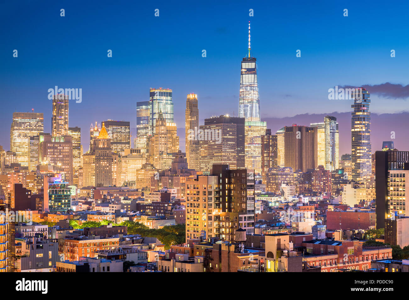 New York, New York, USA Financial district skyline du Lower East Side au crépuscule. Banque D'Images