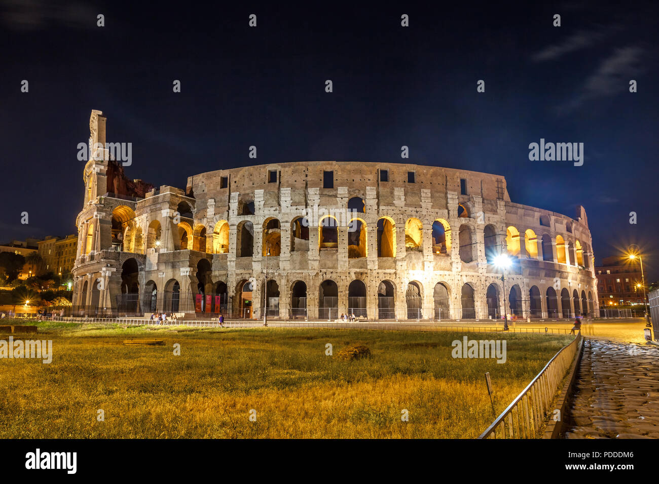 Coliseum (Colosseum romain) la nuit, l'une des principales attractions touristiques de Rome. L'Italie. Banque D'Images