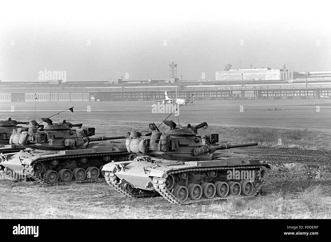 M-60 des chars de combat de Co. F, 40e Armor, Berlin Bde., l'objet de perfectionnement de tir à sec à l'aéroport central de Tempelhof. Banque D'Images