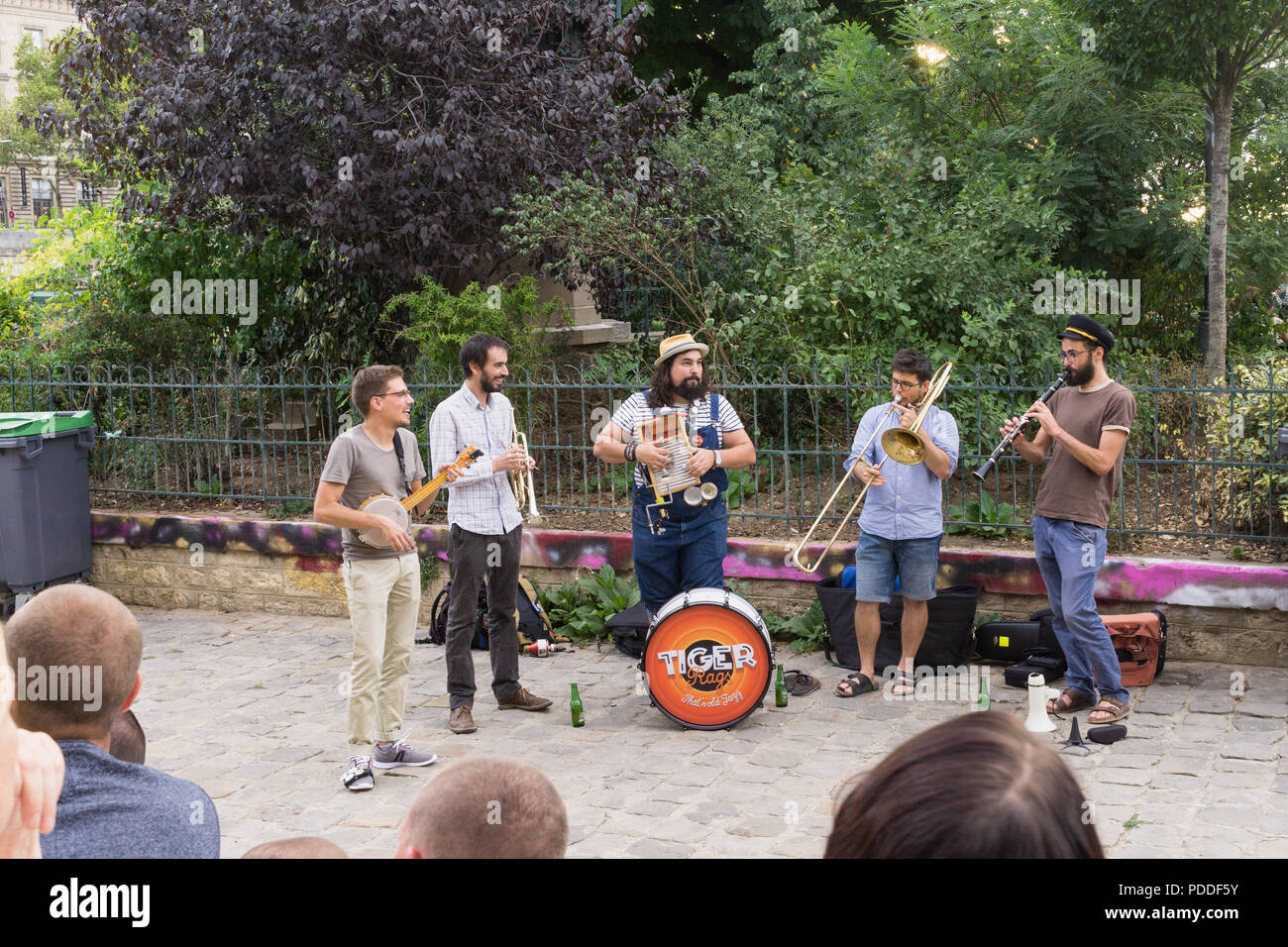 Groupe de musique de rue - des musiciens de rue jouer sous le Pont Neuf à Paris, France, Europe. Banque D'Images