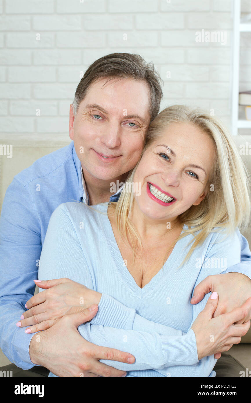 Beau couple d'âge moyen portrait isolé sur blanc. Banque D'Images