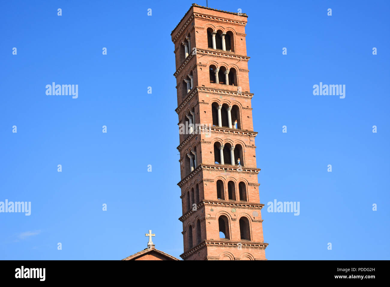 L'Italie, Rome, Basilique de Santa Maria in Cosmedin, vue et clocher. Banque D'Images