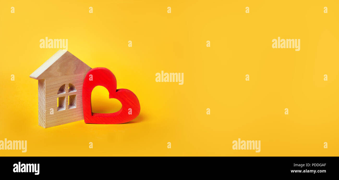 Maison avec un coeur. Chambre des amants. banner.Logement à prix abordable pour les jeunes familles. Pour les amoureux de couples. Valentine's day house. Les jeunes f Banque D'Images