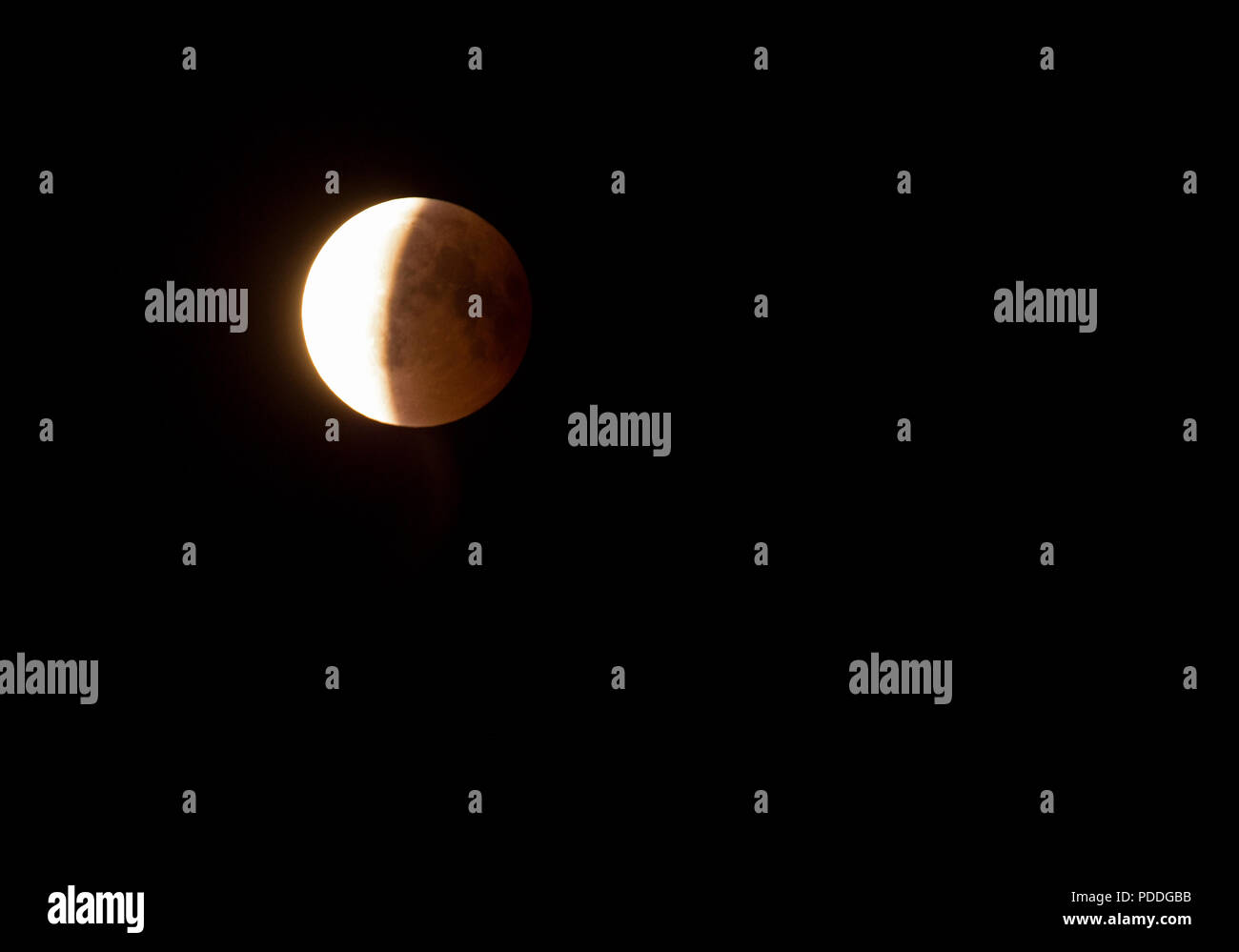 La moitié de l'éclipse de lune, eclipse phase IV de la Pologne en juillet 2018.vue horizontale à l'exemplaire de l'espace sur le côté droit Banque D'Images