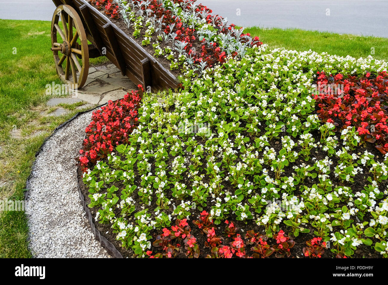 Lit de fleur sous la forme d'un village panier, à partir de laquelle les  fleurs éparpillées au sol Photo Stock - Alamy