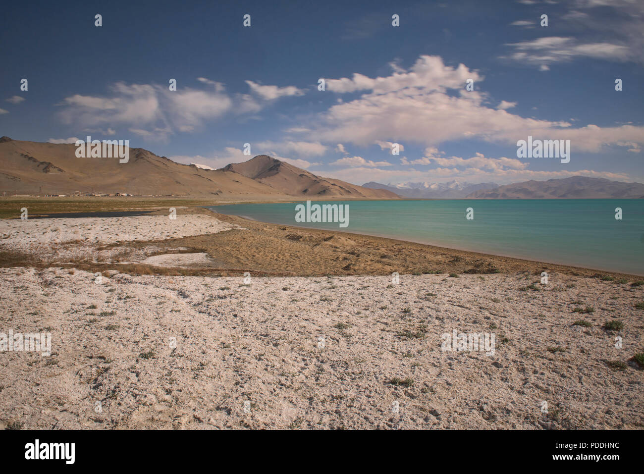 Aux côtés des dépôts de sel sur le lac Karakul Route du Pamir, Tadjikistan, du Haut-Badakhchan. Banque D'Images