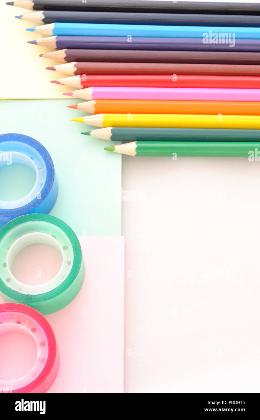 Retour à l'école, vue de dessus de bureau avec crayons de couleur, du ruban adhésif et des notes, l'espace de copie, l'arrière-plan vertical Banque D'Images
