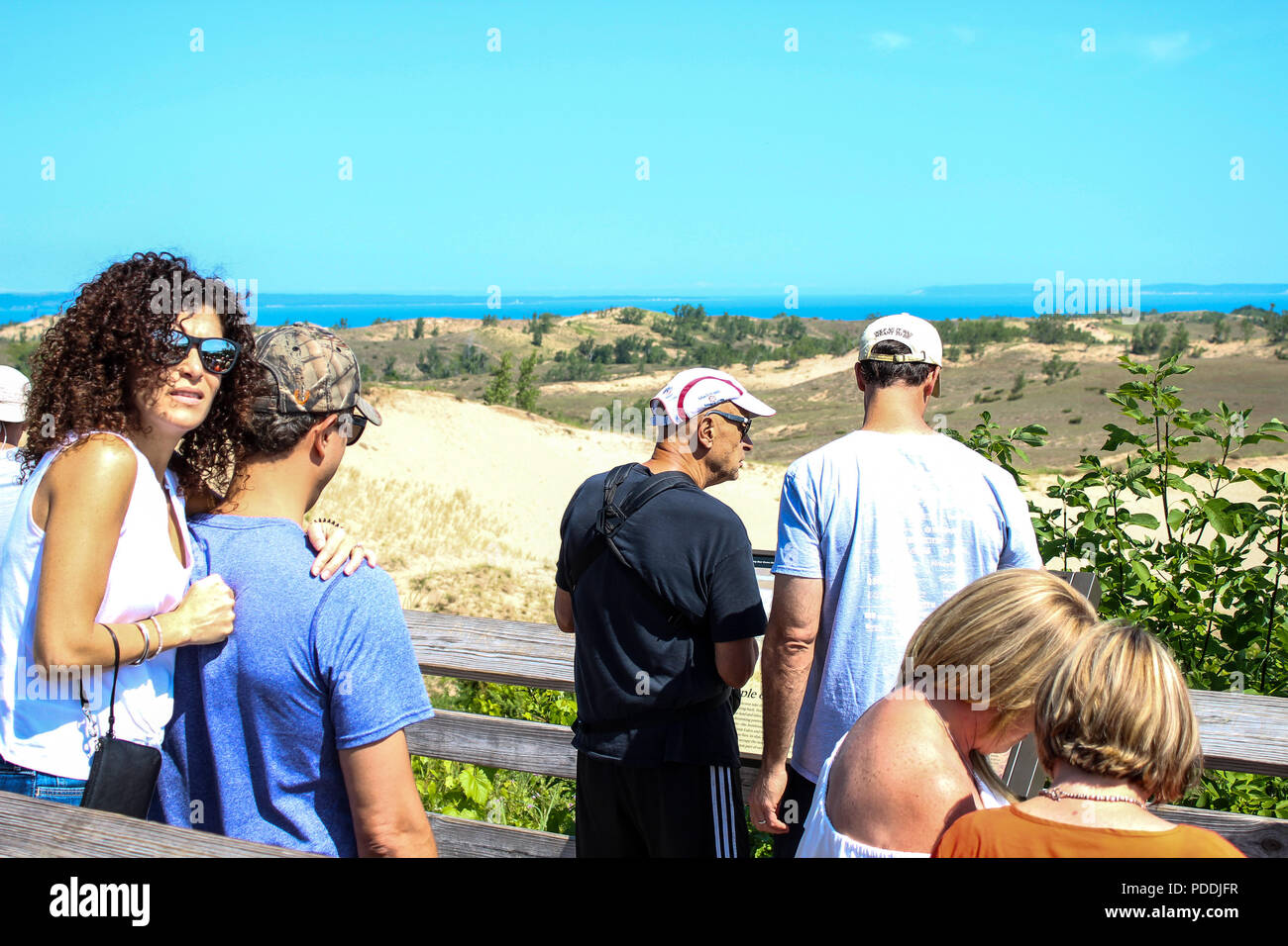 Les familles et les couples bénéficiant d'une journée d'été sur une route panoramique à Sleeping Bear la rive du lac. Banque D'Images