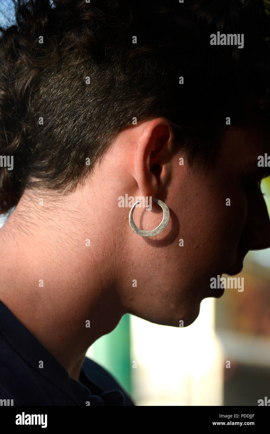 Un jeune homme portant un artiste fait d'oreille Photo Stock - Alamy
