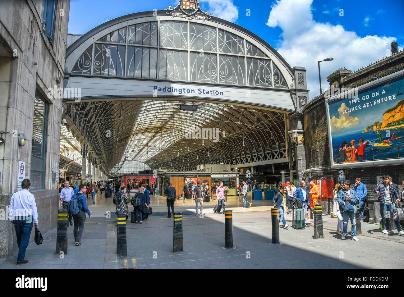 Vue grand angle de l'entrée de la gare de Paddington Londres Banque D'Images