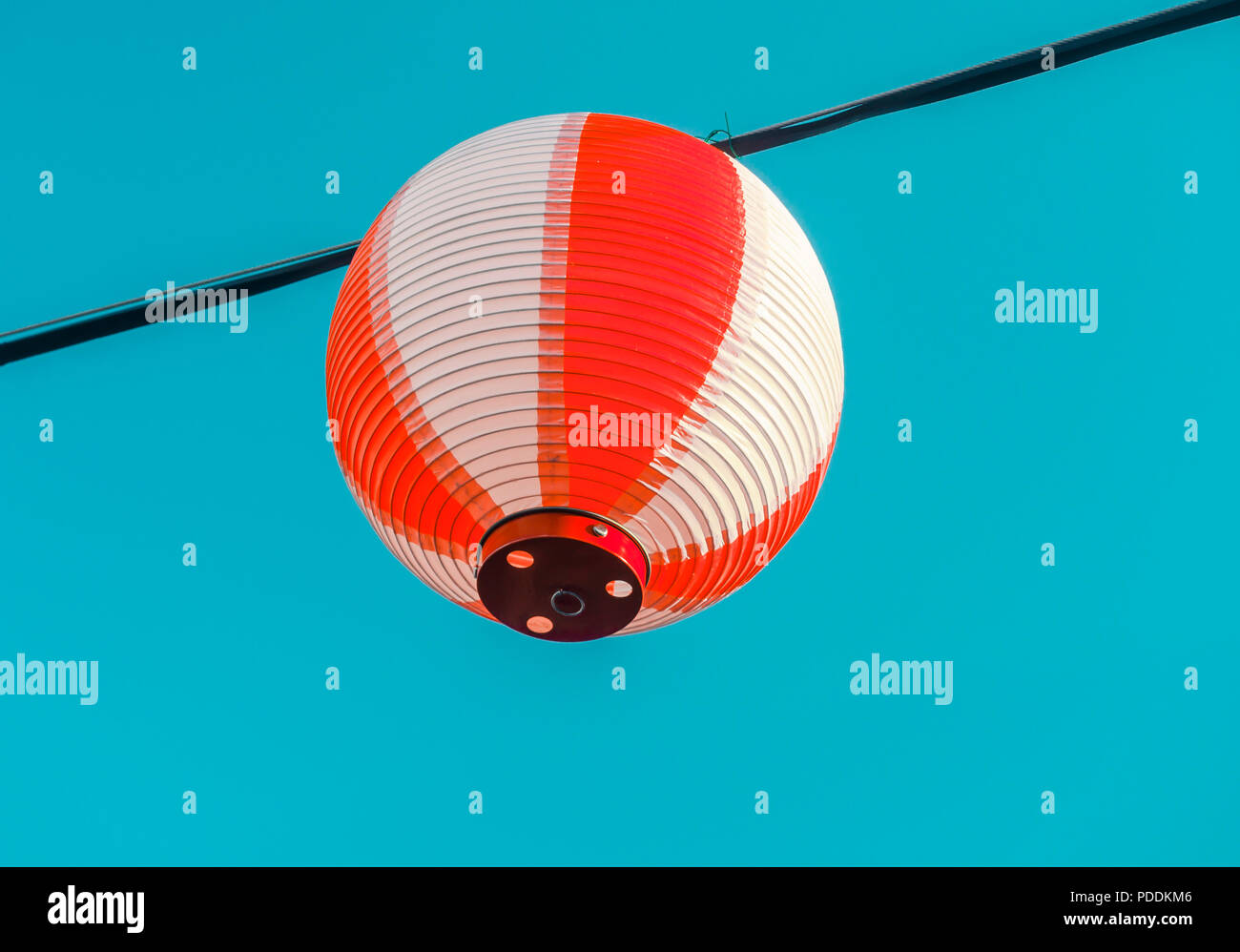 Rouge-blanc papier lanternes Chochin japonais accroché sur fond de ciel bleu. Fond d'été Banque D'Images