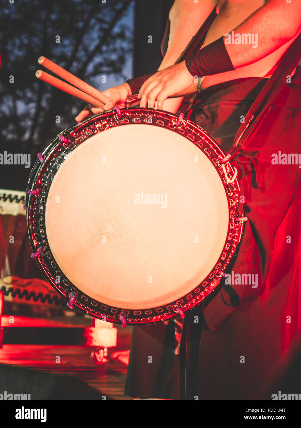 Tambour à double tête tambours Taiko o-kedo sur fond de scène. Instrument de musique d'Asie Corée, Japon, Chine Banque D'Images