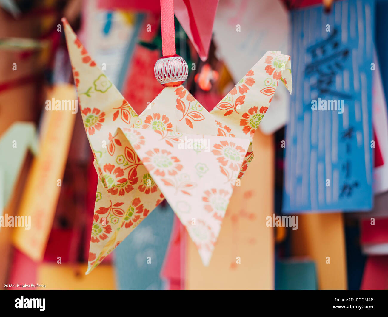 Wishing Tree japonais. Vœux pour un bon avenir à la terre et remerciements écrits sur du papier et de l'origami dans différentes langues Banque D'Images
