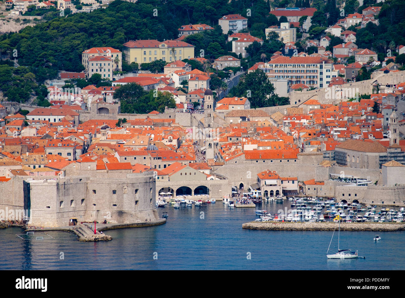 Portrait de la vieille ville de Dubrovnik avec le fort Saint-Jean, Porporela pier et la marina, Dubrovnik, Croatie, Europe Banque D'Images