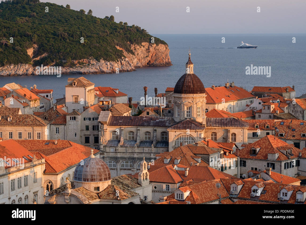 Vue aérienne de l'île de Lokrum et la cathédrale de l'Assomption dans la vieille ville de Dubrovnik, Croatie, Europe Banque D'Images