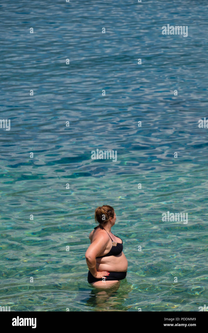 L'excès de femme à la plage Banque D'Images