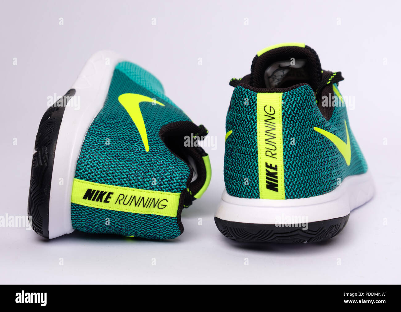 Paire de Nike vert Exp rience Flex RN 5 chaussures running cut out