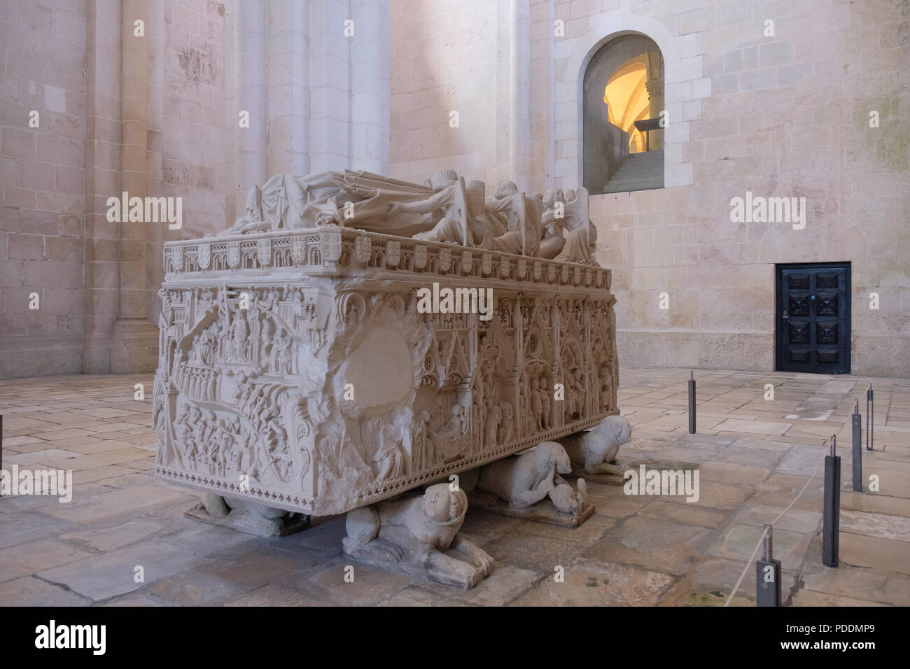 Tombeau du Roi Pedro I dans le panthéon royal du monastère d'Alcobaça, Alcobaça, Portugal, Europe Banque D'Images