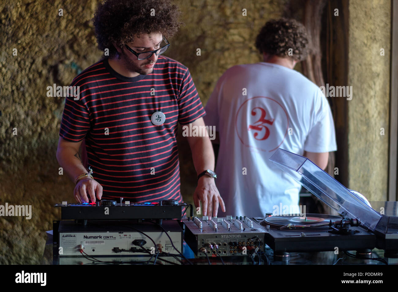 DJ à jouer de la musique à une partie Banque D'Images