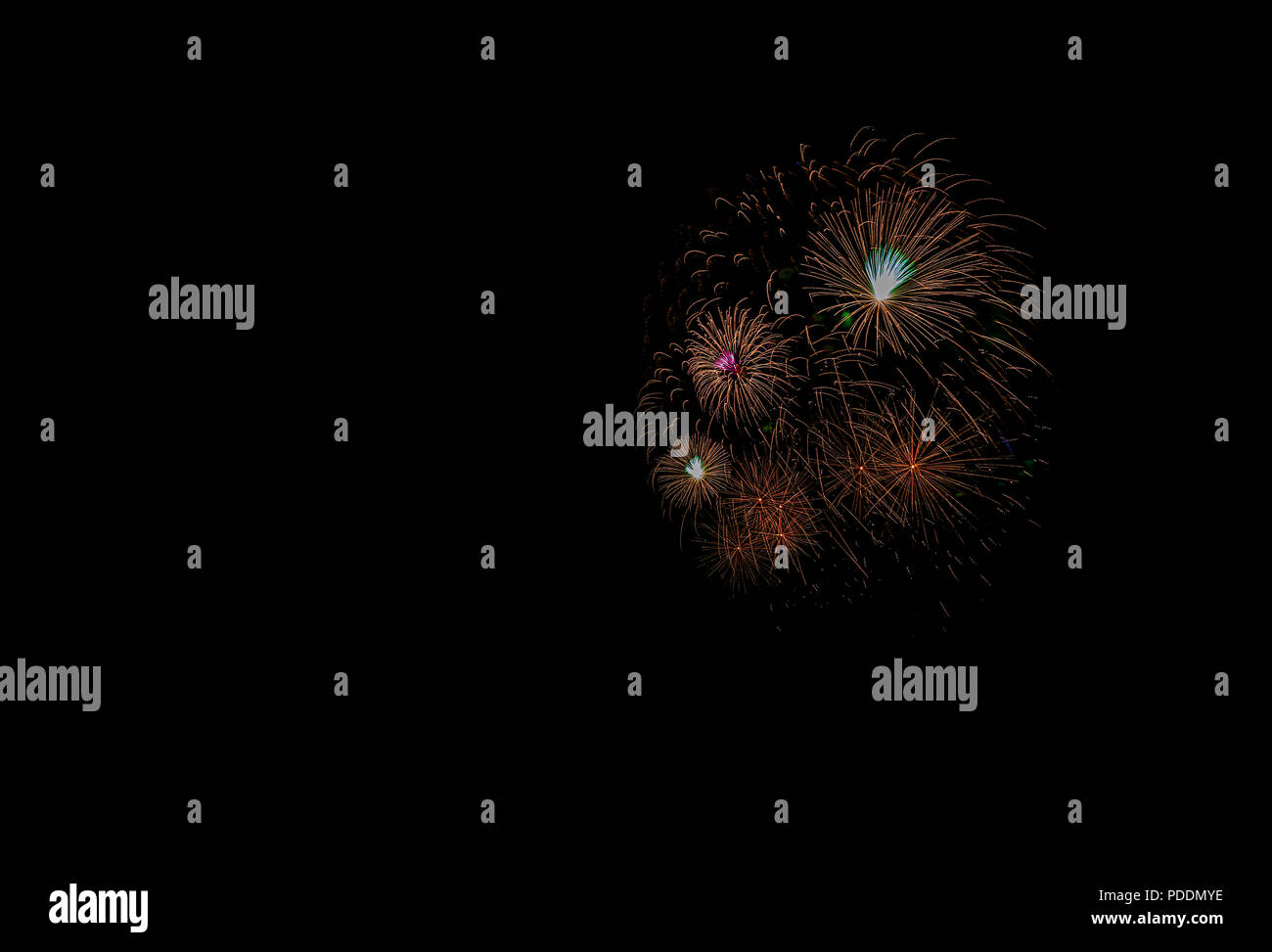 D'artifice multicolores au-dessus de l'océan dans la grande ville, des immeubles modernes sur l'arrière-plan, rougeoyant et reflétant des feux de salve sur l'eau, les gens w Banque D'Images
