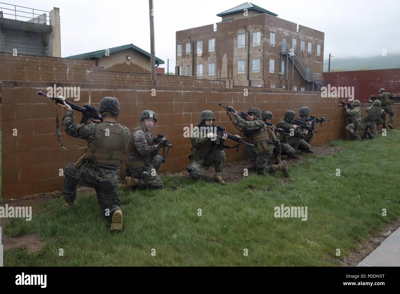 Les Marines américains avec le 6e Bataillon de soutien du génie, 4e Groupe Logistique, maritime et du commando britannique avec 131 Escadron Commando des Royal Engineers de l'armée britannique, la pratique, l'élimination d'un village à l'opérations militaires sur terrain urbanisé, ou relais de structure, au cours de l'exercice Red Dagger à Fort Indiantown Gap, en Pennsylvanie, le 16 mai 2018. L'exercice Red poignard est un exercice d'entraînement bilatéral qui donne l'occasion d'échanger des Marines tactiques, techniques et procédures ainsi qu'établir des relations de travail avec leurs homologues britanniques. Banque D'Images