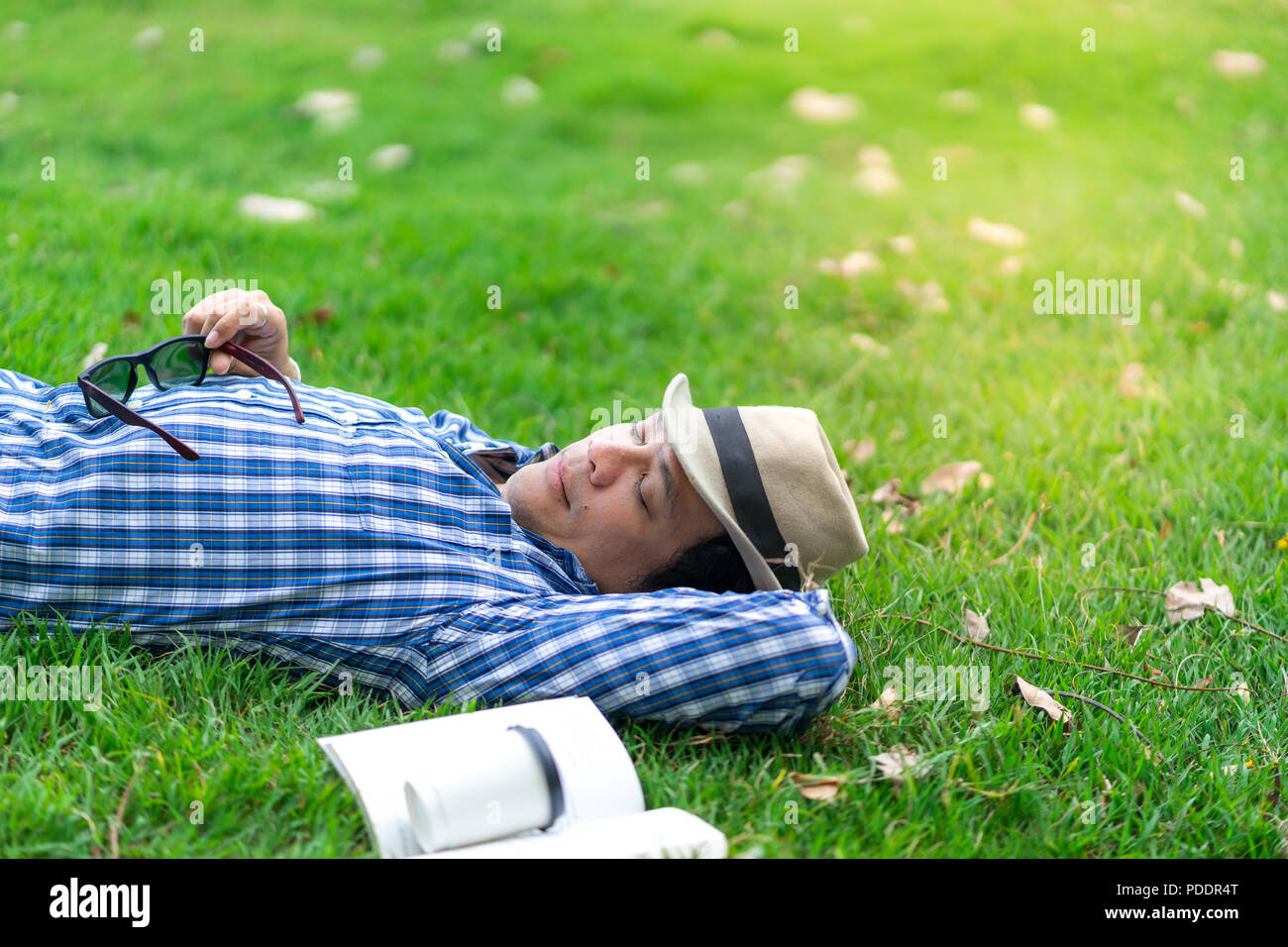 Détente homme demi-longueur et dormant en park Banque D'Images