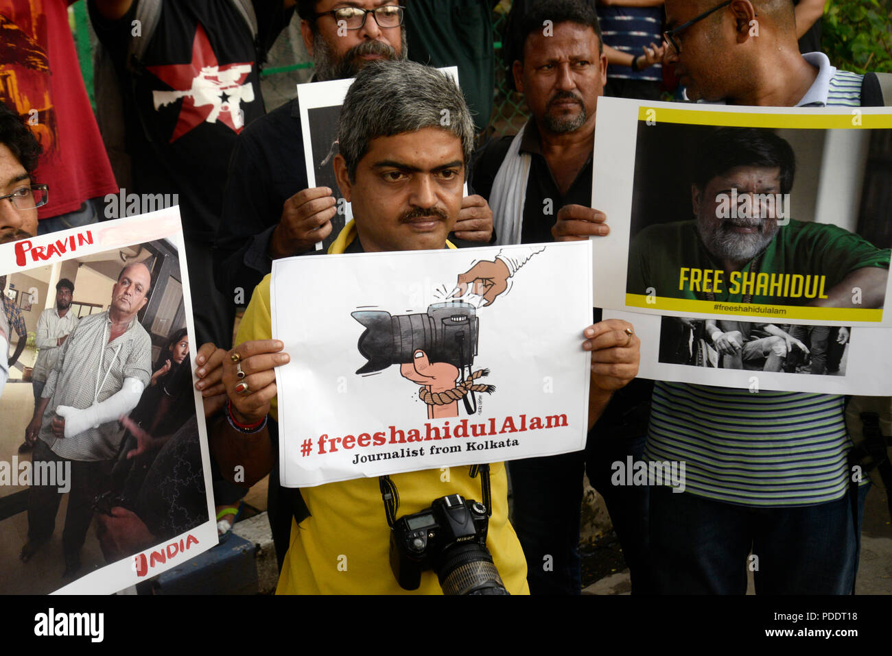 Kolkata, Inde. Le 08 août, 2018. Journaliste indien tenir des pancartes et prend part à une manifestation silencieuse pour protester contre l'attaque contre la journaliste et l'arrestation du célèbre photographe du Bangladesh et activiste Shahidul Alam à Dhaka. Credit : Saikat Paul/Pacific Press/Alamy Live News Banque D'Images