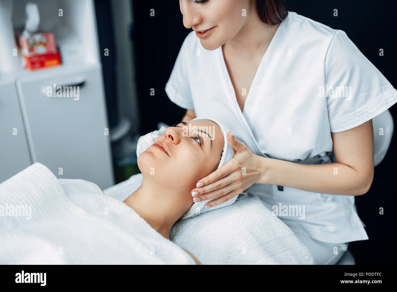 Massage du visage à la clinique du patient, les soins de beauté féminine  Photo Stock - Alamy
