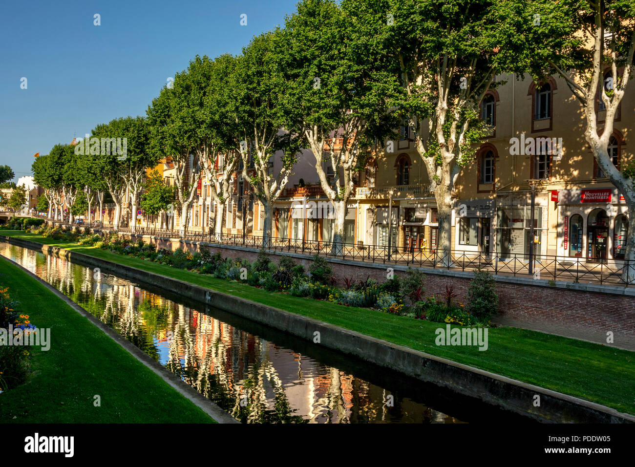 Vue sur le canal de Perpignan, Pyrénées-Orientales, Occitanie, France Banque D'Images Vue sur le canal de Perpignan, Pyrénées-Orientales, Occitanie, France Banque D'Images