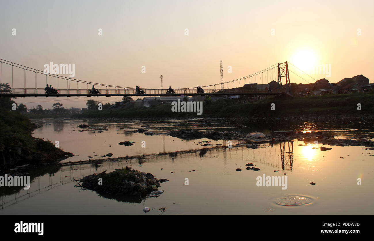 Passé le pont de moto sur le pont suspendu du Citarum, Bandung, Indonésie. Banque D'Images