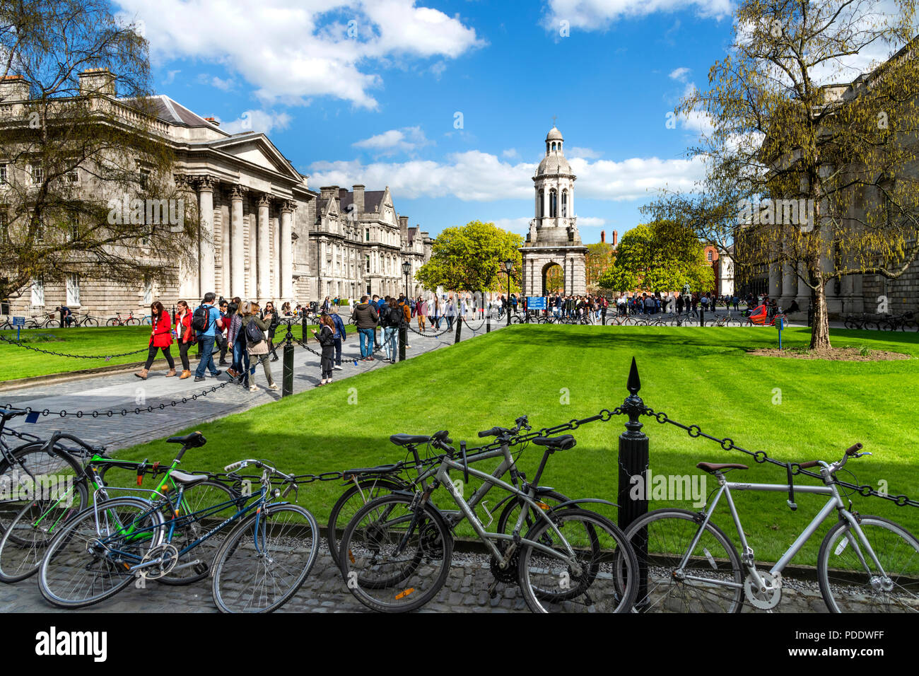 Prêt de vélos garés jusqu'au Parlement Square Banque D'Images