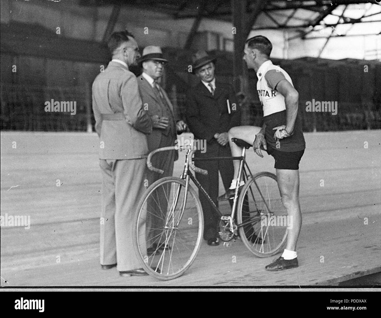 33705 SLNSW 154 cyclistes au Sports Arena prises pour Bruce Grant Opperman Petite Ltd se prépare pour tenter de la réception ouverte 24h record du monde unpaced Banque D'Images