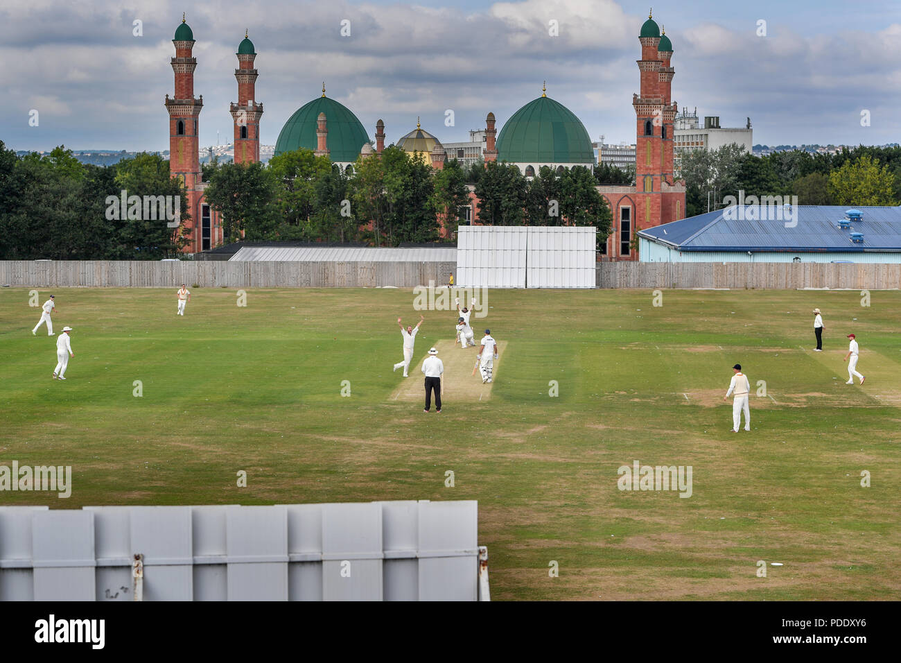 Les MCC Doug Mulholland appels comme le CMC jouer Yorkshire XI à asiatique Park Avenue près de l'Suffa-Tul Al-Jamia-Islam Grande Mosquée à Bradford Banque D'Images