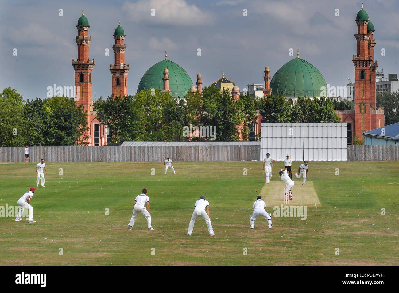 Le SGCC Tim Jackson chauves-souris comme le CMC jouer Yorkshire XI à asiatique Park Avenue près de l'Suffa-Tul Al-Jamia-Islam Grande Mosquée à Bradford Banque D'Images