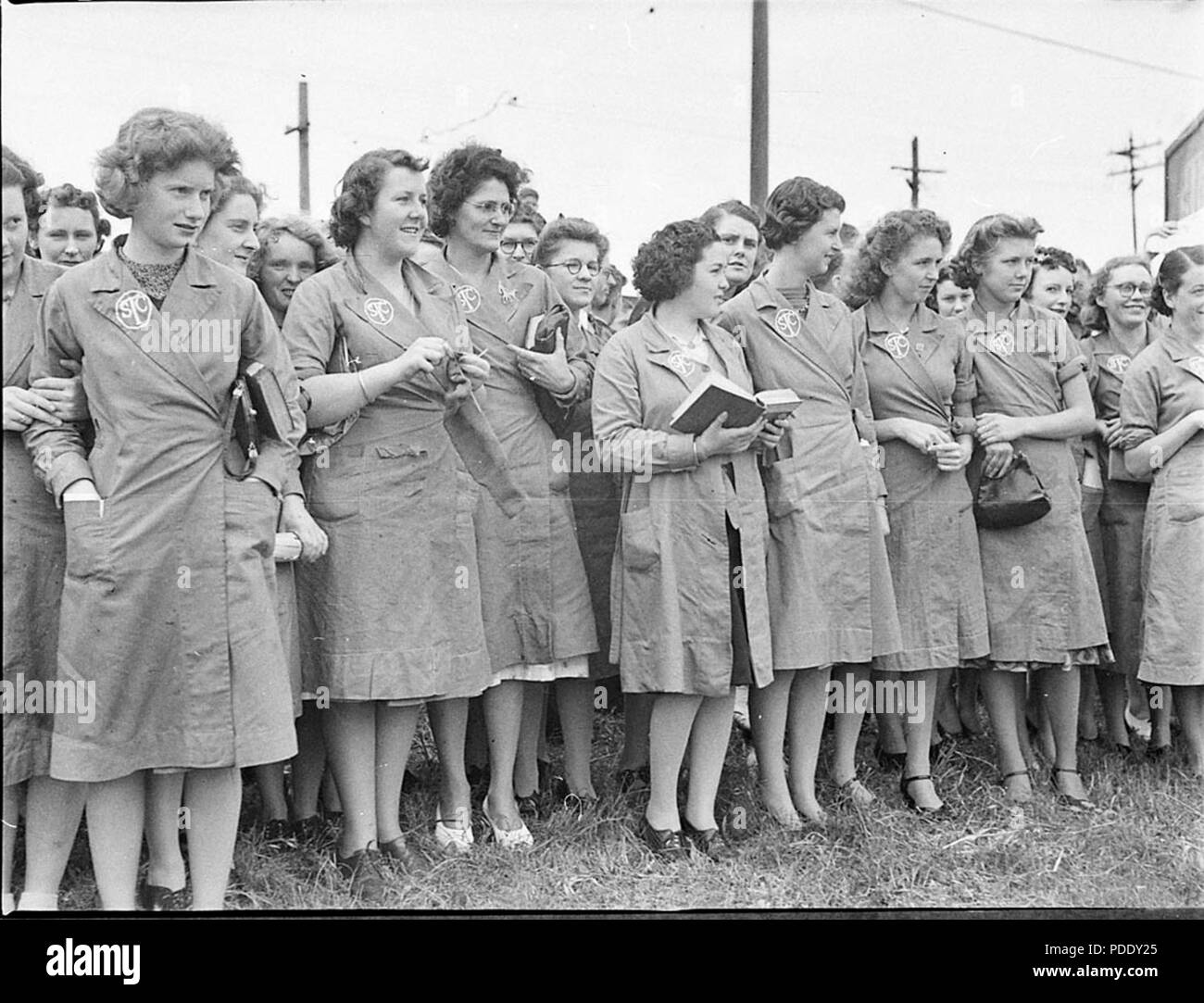 34196 SLNSW 155 Présentation d'ambulance par le personnel de câbles téléphoniques standard Banque D'Images