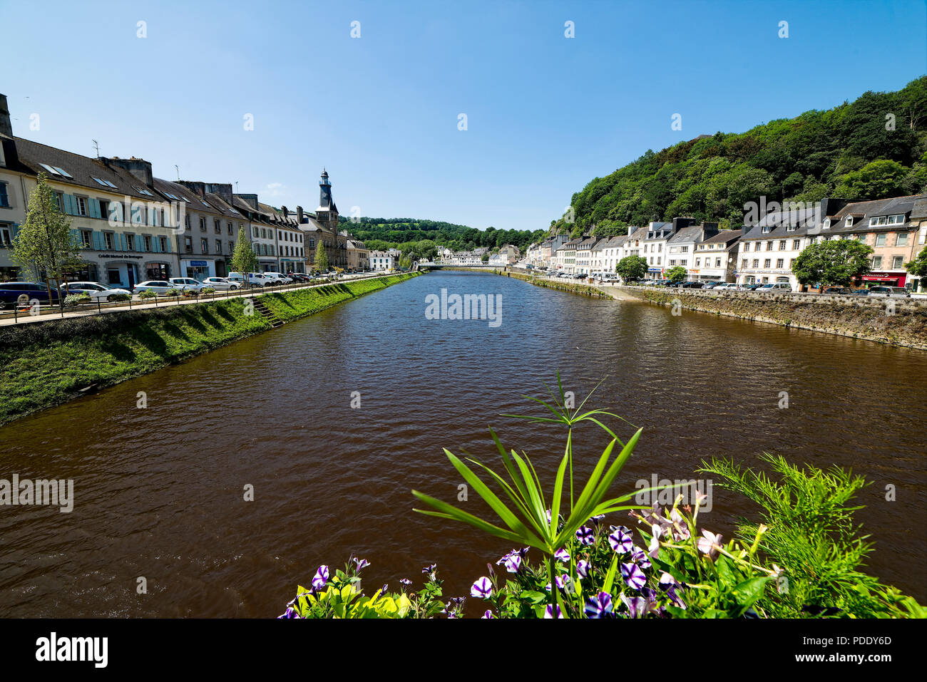 La ville de marché de Chaleaulin dans l'ouest de la Bretagne est situé sur le canal de Nantes Brest construit par Napolion au cours de la British blocade de Brest. L'eau Banque D'Images