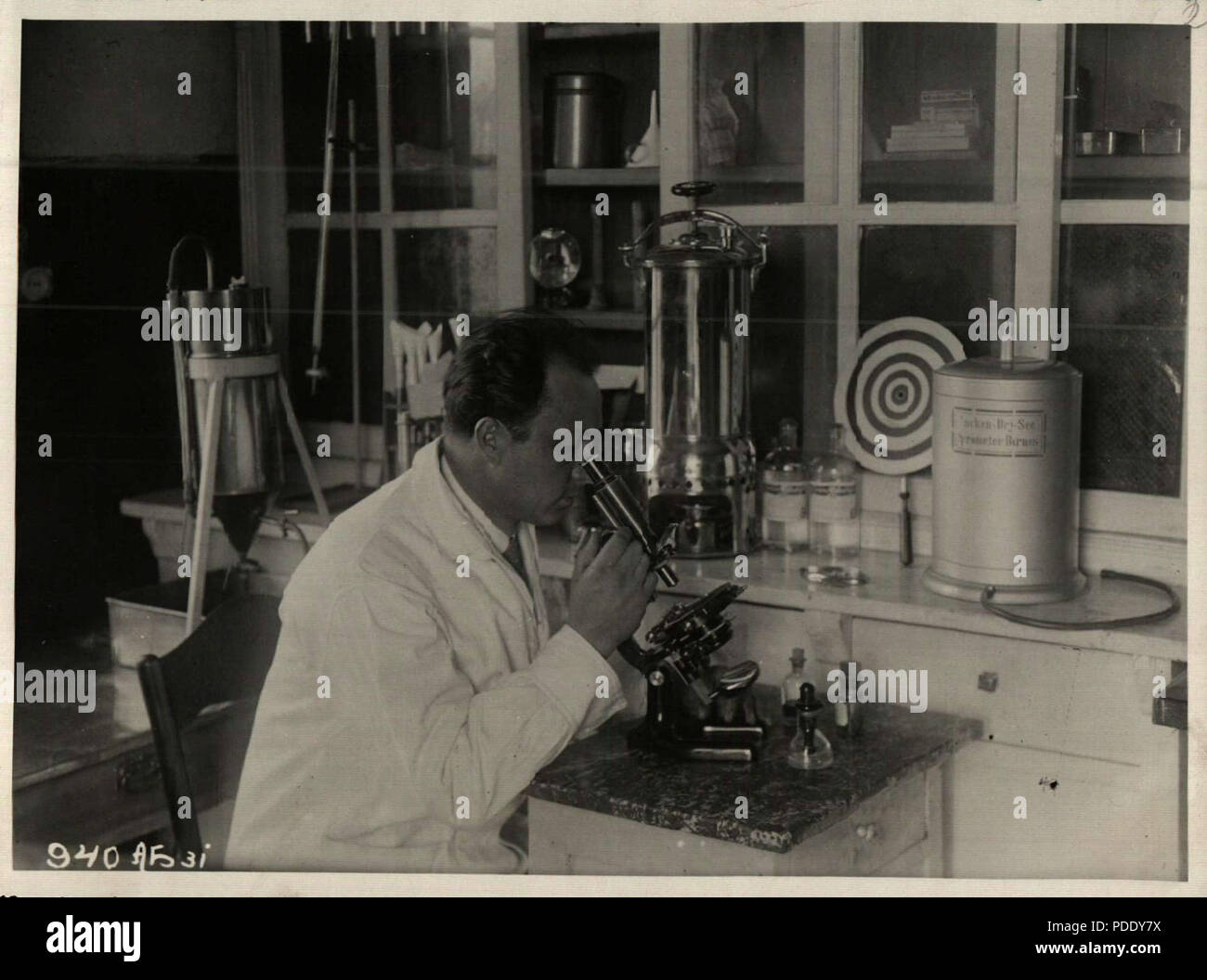 71 BASA-746K-1-84-2 lab worker avec microscope Bozhurishte medical center Banque D'Images