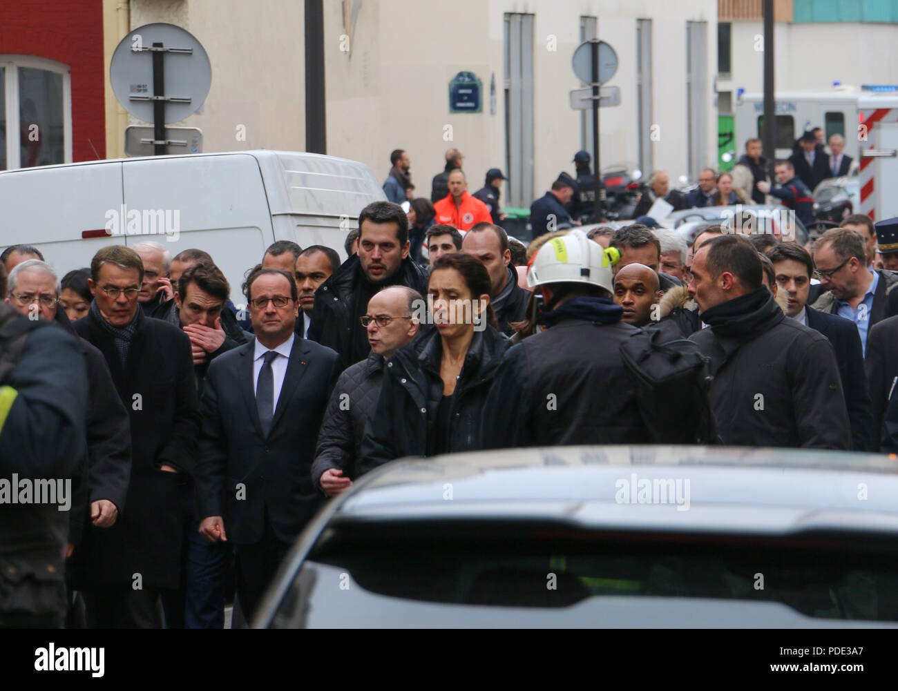 Janvier 07, 2015 - Paris, France : le président français François Hollande visite le bureau de la revue satirique Charlie Hebdo après une attaque de tir mortel. Des hommes armés ont attaqué les bureaux d'hebdomadaire satirique français Charlie Hebdo à Paris mercredi, tuant au moins 12 personnes dans ce que le président François Hollande a dit, c'est sans aucun doute "une attaque terroriste". Le président François Hollande a l'exterieur de la rédaction de Charlie Hebdo, rue Nicolas Appert, peu apres l'attentat meurtrier du 7 janvier 2015. *** FRANCE / PAS DE VENTES DE MÉDIAS FRANÇAIS *** Banque D'Images