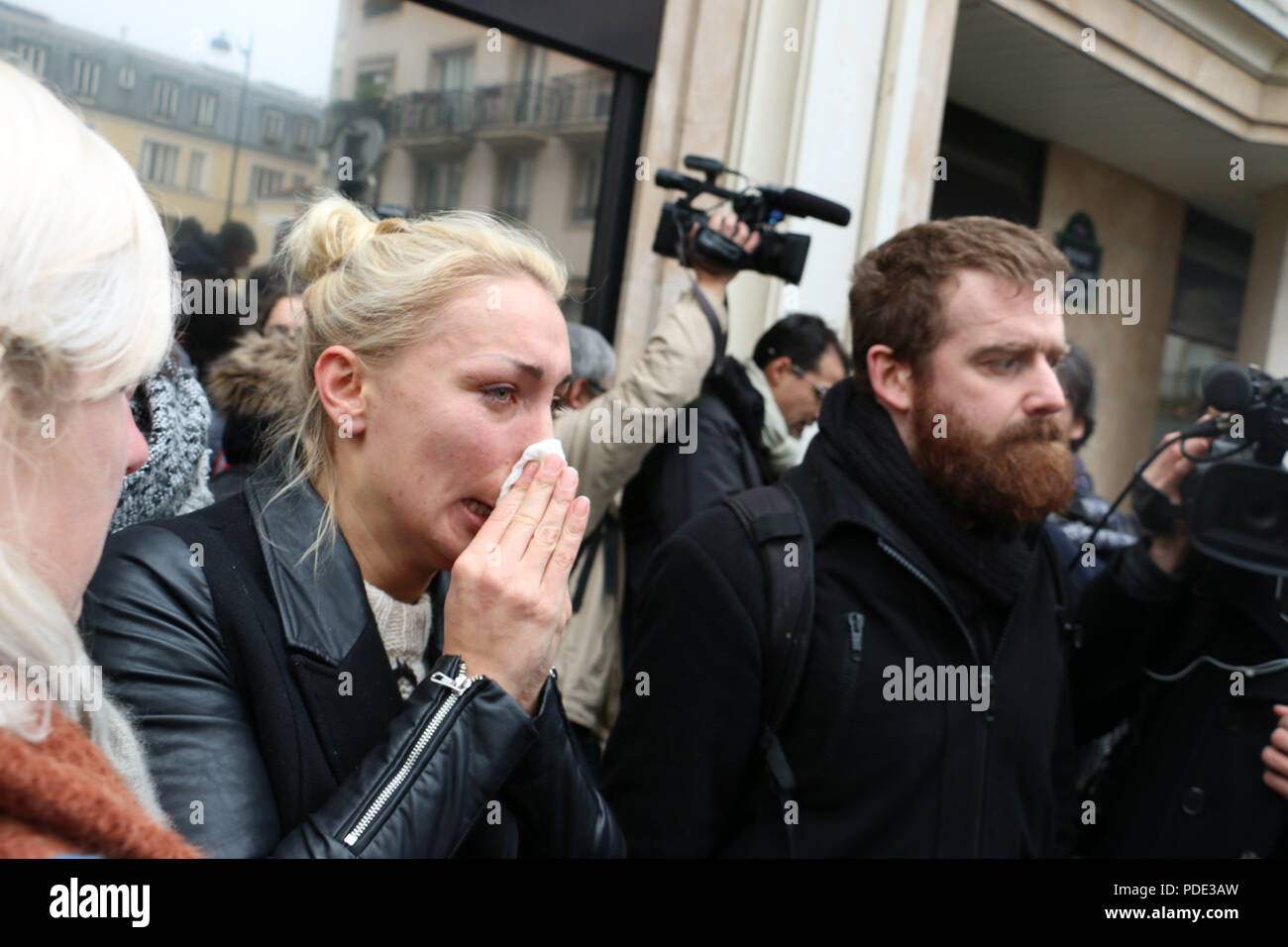 Janvier 07, 2015 - Paris, France : Inna Shevchenko, une activiste féministe réagit comme elle visite les lieux à l'extérieur du bureau de la revue satirique Charlie Hebdo après une attaque de tir mortel. Des hommes armés ont attaqué les bureaux d'hebdomadaire satirique français Charlie Hebdo à Paris mercredi, tuant au moins 12 personnes dans ce que le président François Hollande a dit, c'est sans aucun doute "une attaque terroriste". Une scène de l'exterieur de la rédaction de Charlie Hebdo, rue Nicolas Appert, peu apres l'attentat meurtrier du 7 janvier 2015. *** FRANCE / PAS DE VENTES DE MÉDIAS FRANÇAIS *** Banque D'Images