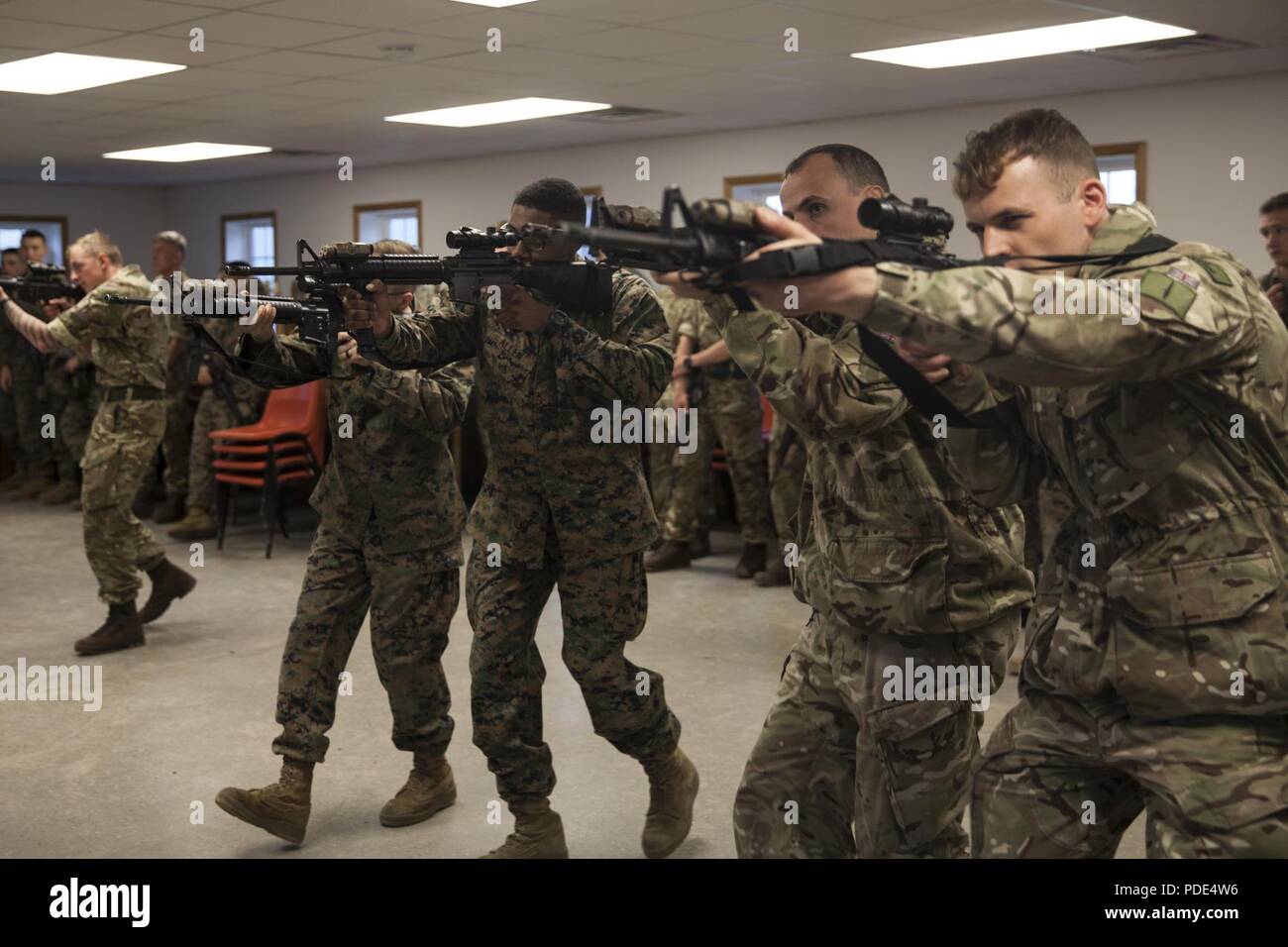 Un peloton de Marines avec le 6e Bataillon de soutien du génie, 4e Groupe Logistique Maritime maritime, Réserve des Forces canadiennes, et à l'Escadron 131 Commandos Commando des Royal Engineers, l'armée britannique, participer à l'application pratique d'une classe de l'adresse au tir de combat au cours de l'exercice Red Dagger à Fort Indiantown Gap, en Pennsylvanie, le 13 mai 2018. L'exercice Red poignard est un exercice d'entraînement bilatéral qui donne l'occasion d'échanger des Marines tactiques, techniques et procédures ainsi qu'établir des relations de travail avec leurs homologues britanniques. Banque D'Images