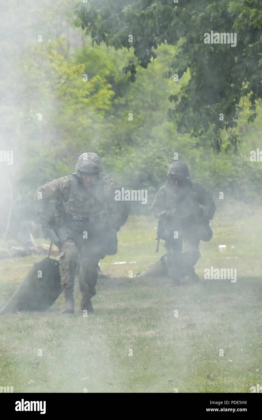 Les joueurs tirent victimes simulées au moyen de s'échapper la fumée durant le tournage de stress au cours de l'événement, la 8e Armée meilleur guerrier de la concurrence, s'est déroulée au Camp Casey, République de Corée, le 14 mai. La 8e Armée BWC reconnaît et sélectionne les plus qualifiés se sont enrôlés et junior sous-officier pour représenter 8 e armée à l'armée américaine meilleur guerrier Pacifique compétition à Schofield Barracks, HI, en juin. Le concours permettra également reconnaître l'agent les plus performants, l'adjudant et le coréen de renforts à l'armée américaine soldat à la 8e armée. Banque D'Images